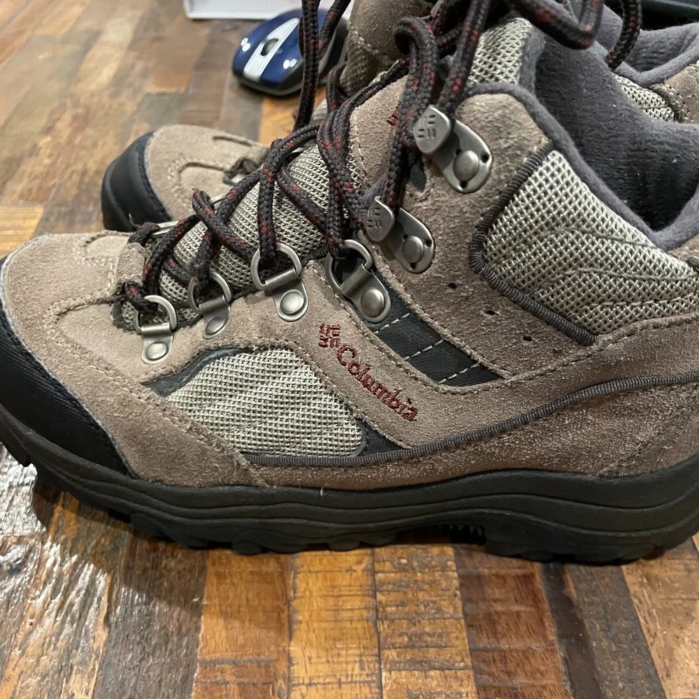 Columbia hiking boots size 6